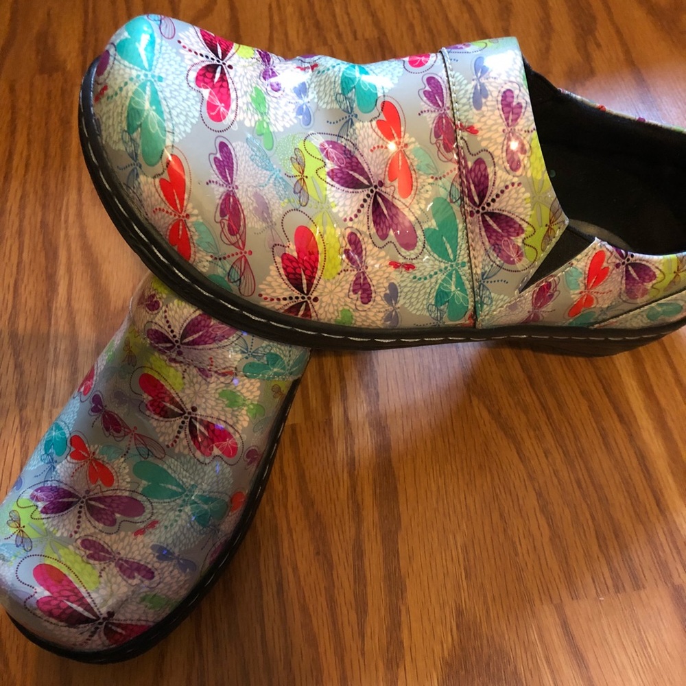 Super cute nurse / doctor clogs by KLOGS 🌸😊